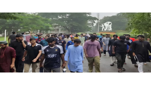 চুয়েটে ১১ দিন ধরে শাটডাউন, সাবেক ভিসি সায়েমকে পুনর্বহালের দাবিতে শিক্ষার্থীদের বিক্ষোভ